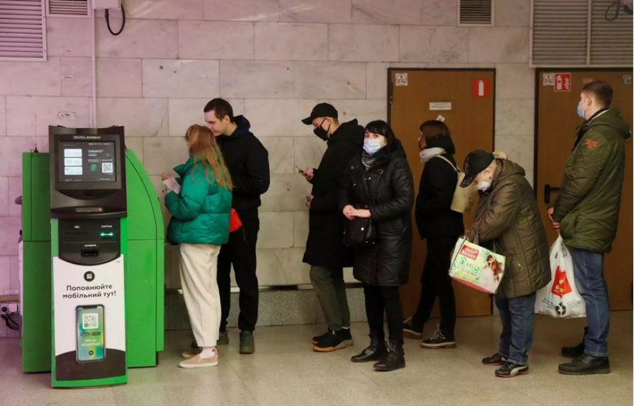 Capital controls στην Ουκρανία - Ουρές στα ATM