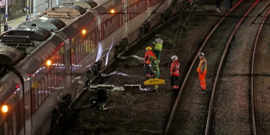 Aιματοκύλισμα σε τρένο στη Μεγάλη Βρετανία - Δύο άνδρες μαχαίρωσαν επιβάτες - 10 τραυματίες, φουντώνουν οι φόβοι για εμφύλιο