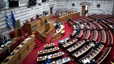 Σκληρή κόντρα όλων εναντίον όλων στη Βουλή για τα Τέμπη: «Συγκάλυψη», «σανίδα σωτηρίας» και τελικά μυστική ψηφοφορία