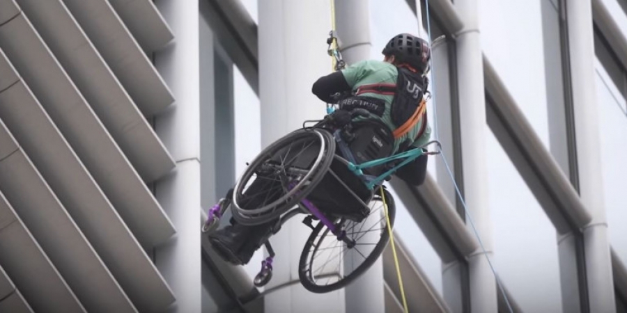 Παραπληγικός αθλητής με αναπηρικό αμαξίδιο αναρριχήθηκε σε ουρανοξύστη!