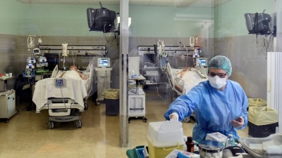 Σε κατάσταση πολιορκίας τα νοσοκομεία στην Ιταλία - «Covid και γρίπη έφεραν χάος» ισχυρίζονται οι γιατροί