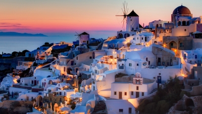 «Λαβράκι» ΑΑΔΕ: Ξενοδοχεία και ενοικιαζόμενα δωμάτια στη Σαντορίνη δεν δήλωσαν πάνω από 500 πακέτα διαμονής