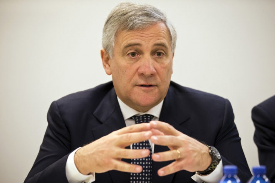 EE: Υποβαθμίζει ο Tajani τις ανησυχίες για την επιβολή κυρώσεων στην Ιταλία