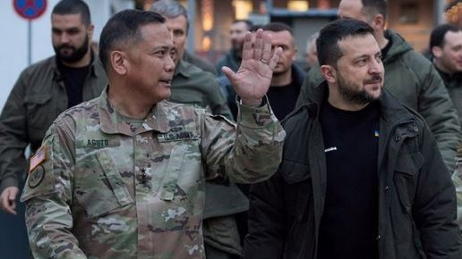 Ο αντιστράτηγος Antonio Aguto του ΝΑΤΟ έδωσε μια γροθιά σε ένα Ουκρανό στρατιώτη παρουσία του Zelensky