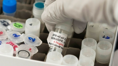 Επιστημονικές έρευνες: Τα εμβόλια πρέπει να προσαρμοστούν στα μεταλλαγμένα στελέχη του ιού