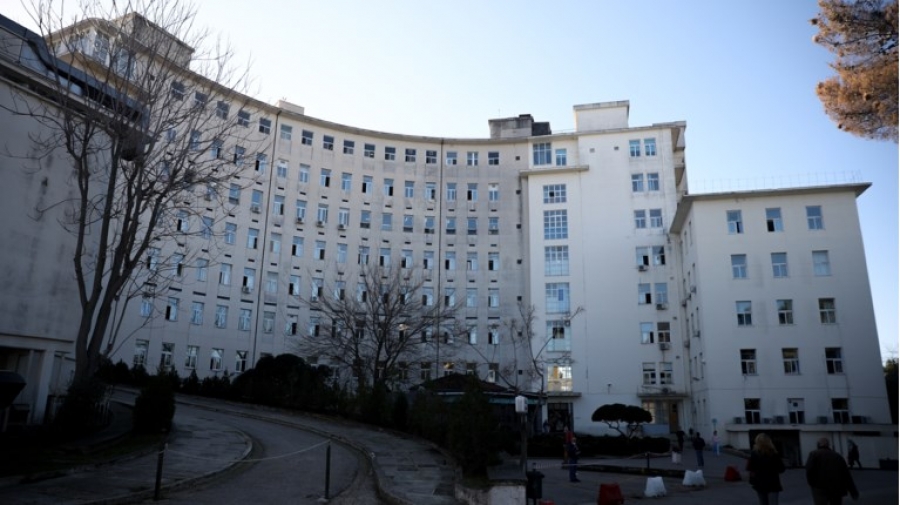 Εικόνες σοκ στο νοσοκομείο ΚΑΤ: Γέννησε μέσα στη λεκάνη της τουαλέτας