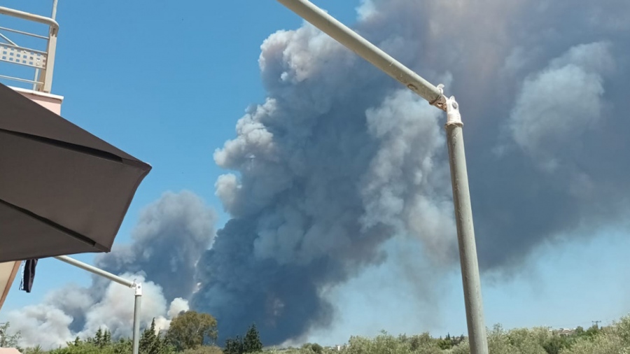 Πυρκαγιά σε δασική έκταση στο Λουτράκι Κορινθίας - Εκκενώσεις οικισμών, κατασκηνώσεων - Κλειστή η Εθνική Οδός