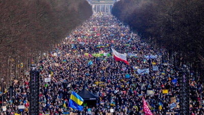 Αφύπνιση στην Ευρώπη – Τεράστιες διαδηλώσεις κατά του ΝΑΤΟ και της αποστολής όπλων στην Ουκρανία σε Γερμανία και Ισπανία