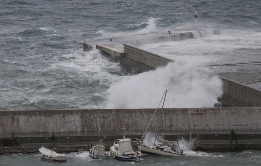 Πλημμύρισε το Κιάτο από την υπερχείλιση ποταμού - Με έντονη βροχόπτωση η επέλαση του Ζορμπά από την Κορινθία