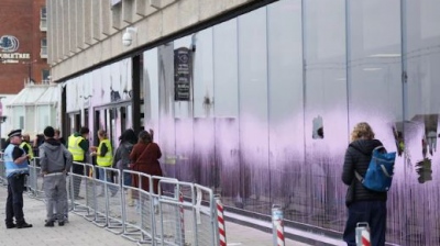 Δίχως τέλος η woke παράνοια - Tρανσέξουαλ ακτιβιστές βανδαλίζουν το μεγαλύτερο φεμινιστικό συνέδριο της Ευρώπης