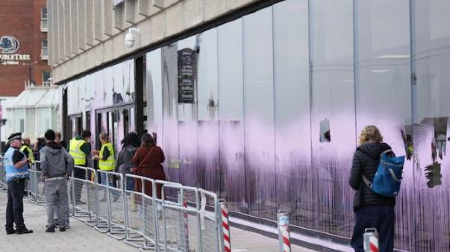 Δίχως τέλος η woke παράνοια - Tρανσέξουαλ ακτιβιστές βανδαλίζουν το μεγαλύτερο φεμινιστικό συνέδριο της Ευρώπης