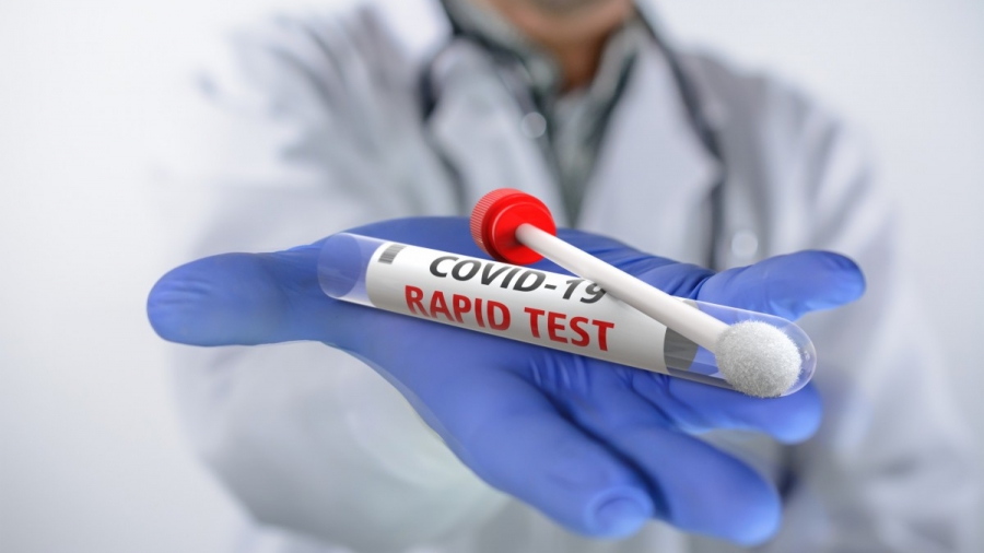 Τέλος στα προνόμια των εμβολιασμένων - Καραντίνα για 5 ημέρες και rapid test εάν είχαν στενή επαφή με κρούσμα - Τι ισχύει για γ' δόση