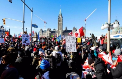 Εντυπωσιακή κινητοποίηση με χιλιάδες φορτηγά στον Καναδά κατά του υποχρεωτικού εμβολιασμού –  Ανήσυχος από τη διαδήλωση ο Trudeau