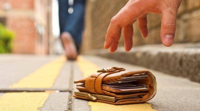 Υπάλληλος καθαριότητας του δήμου Καλαμαριάς παρέδωσε πορτοφόλι με 490 ευρώ