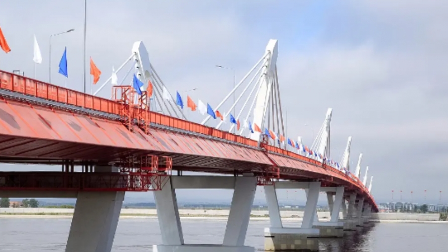 Εγκαίνια για την πρώτη γέφυρα που συνδέει οδικώς τη Ρωσία με την Κίνα