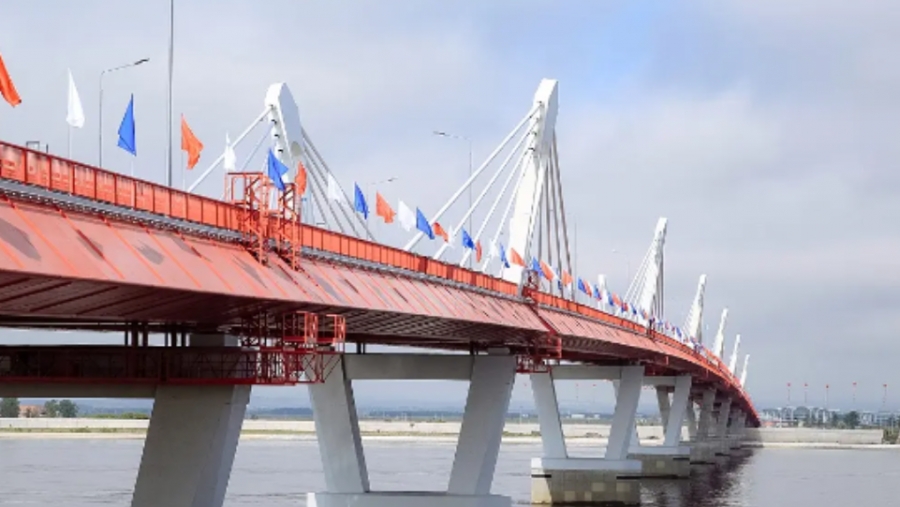 Εγκαίνια για την πρώτη γέφυρα που συνδέει οδικώς τη Ρωσία με την Κίνα