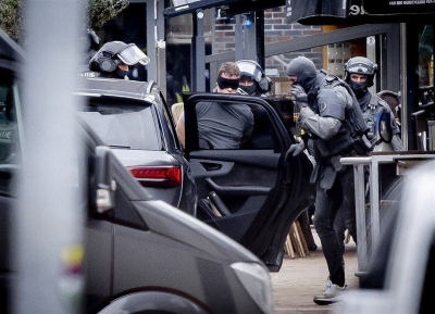 Ολλανδία: Αίσιο τέλος στο θρίλερ - Ελεύθεροι όλοι οι όμηροι, συνελήφθη ο δράστης της εισβολής σε καφέ