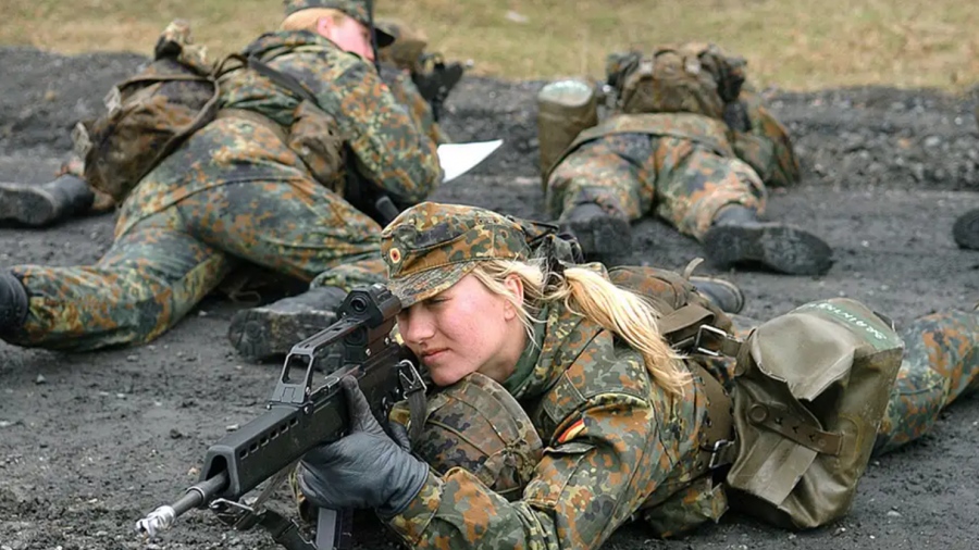 Στον πόλεμο δεν γίνονται διακρίσεις - Ο Merz θέλει στρατιωτική θητεία και για τις γυναίκες
