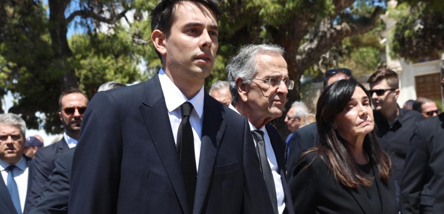 Το τελευταίο «αντίο» στην Λένα Σαμαρά - Τραγικές φιγούρες οι γονείς και ο αδελφός της άτυχης 34χρονης που πέθανε από ανακοπή