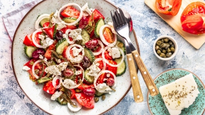 Πάρος: Χρεώνουν έξτρα το λάδι στη χωριάτικη σαλάτα – Καταγγελία που προκαλεί αίσθηση