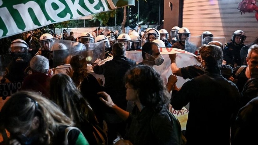 Ένταση στα Εξάρχεια: Αψιμαχίες με τα ΜΑΤ και φωτιές σε κάδους μετά την πορεία κατά του Μετρό