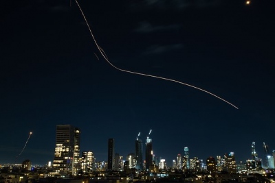 Το Ιράν επιτέθηκε σε αμερικανικούς και ισραηλινούς στόχους με υπερβαρείς πυραύλους