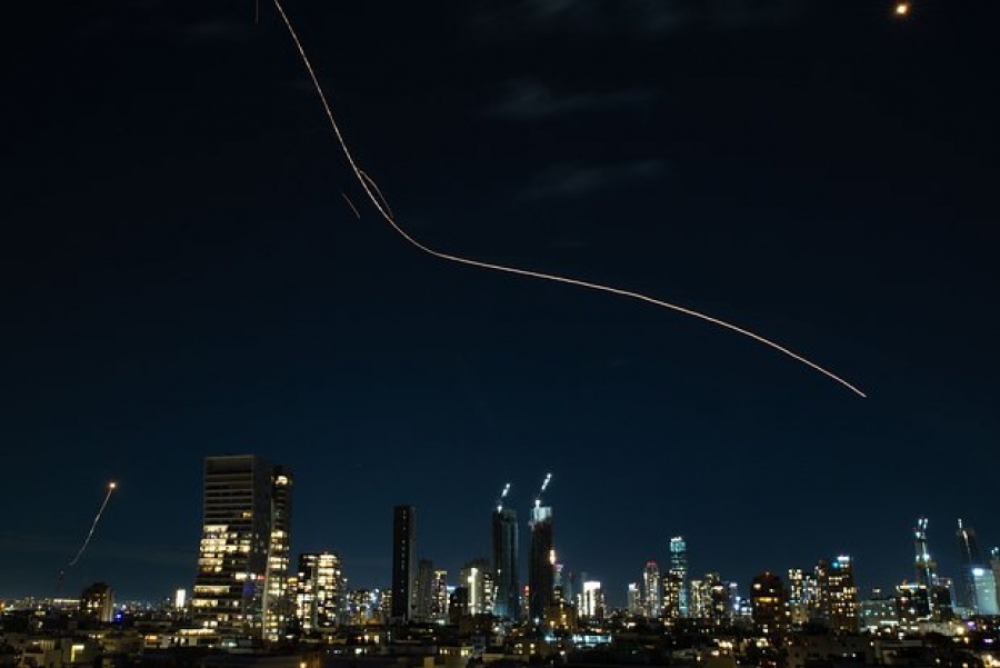 Το Ιράν επιτέθηκε σε αμερικανικούς και ισραηλινούς στόχους με υπερβαρείς πυραύλους