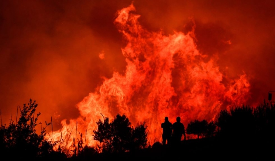 Εικόνες Αποκάλυψης στα Δερβενοχώρια - Σε κατάσταση έκτακτης ανάγκης το Λουτράκι, κοντά στα διυλιστήρια, ανεξέλεγκτη η φωτιά