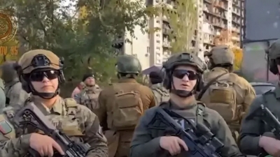 Από την Τσετσενία στη Μαριούπολη: Ποζάρουν πάνοπλοι οι ανήλικοι γιοί του Kadirov - Το βίντεο που δημοσίευσε