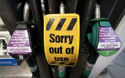 Βρετανία: Οι ελλείψεις στα πρατήρια καυσίμων μετριάζονται, λένε πετρελαϊκές εταιρείες