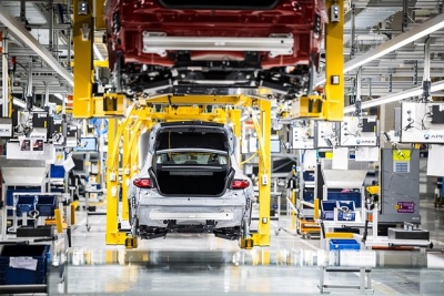 Το σοκαριστικό τελεσίγραφο της Mercedes στους εργαζόμενους: Υπερωρίες ή λουκέτο σε 2 εργοστάσια