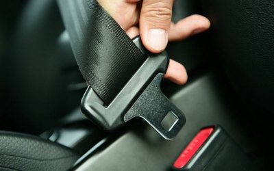 Κανείς δεν το πρόσεξε: Το «ασήμαντο» κουμπί της ζώνης που αν φύγει… σε βάζει σε κίνδυνο