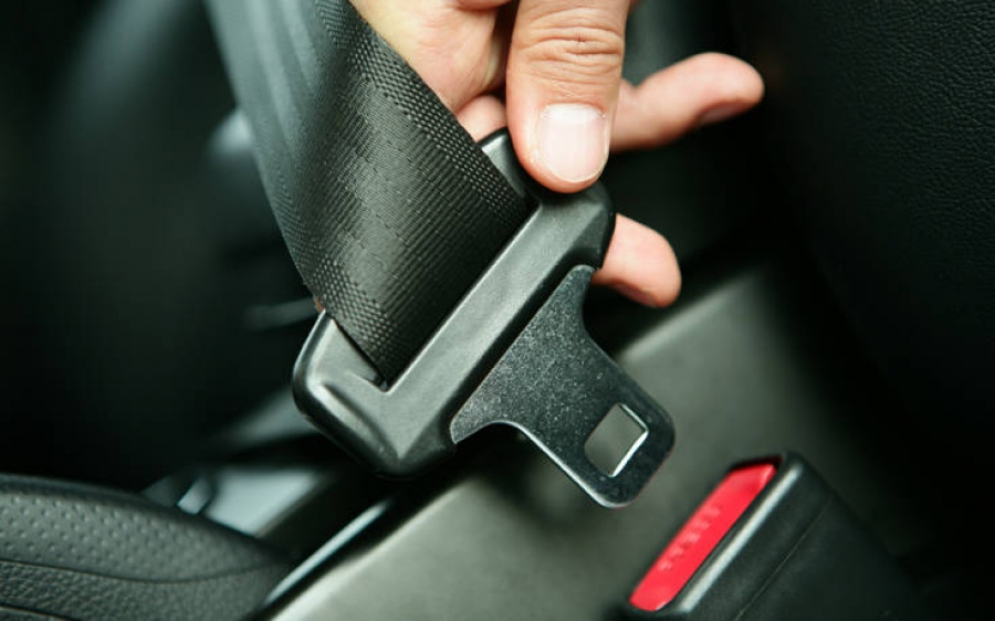 Κανείς δεν το πρόσεξε: Το «ασήμαντο» κουμπί της ζώνης που αν φύγει… σε βάζει σε κίνδυνο