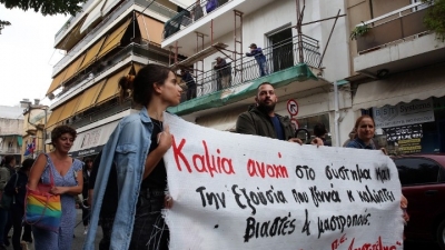 Επεισόδια σε πορεία στα Σεπόλια για την υπόθεση της 12χρονης – Επίθεση στο κατάστημα του 53χρονου