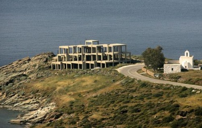 Τρία νομοσχέδια για αυθαίρετα, χρήση γης και συντελεστές δόμησης φέρνει η κυβέρνηση