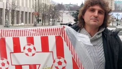 Ατρόμητος ο Τάσος Τσιάμης βγήκε με τον χαρταετό του Ολυμπιακού στο κέντρο του Κιέβου