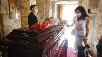 Παράταση του λαϊκού προσκυνήματος για τον Μίκη Θεοδωράκη