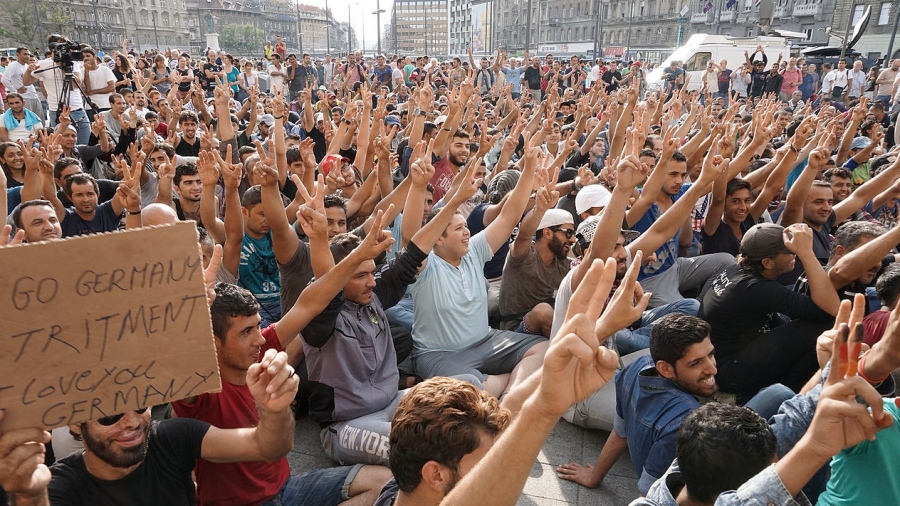 Παράνοια: Η Γερμανία πλημμυρίζει με πρόσφυγες που δεν έχουν ούτε ταυτότητα - Σφοδρή επίθεση από το AfD