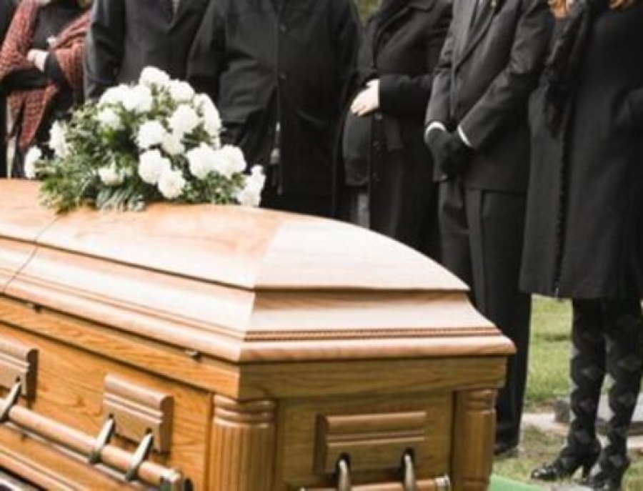 Μακάβρια υπόθεση στην Κρήτη:  Άφησαν νεκρό χωρίς τάφο επί 1 ώρα, «εξαφανισμένοι» οι υπεύθυνοι του νεκροταφείου