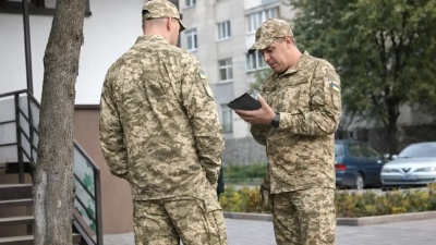 Εμφύλιος στην Οδησσό - Ουκρανοί πολίτες αντέδρασαν απέναντι στους στρατολόγους που χτυπούσαν στρατιώτη