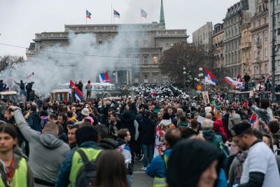 Η Σερβία στο χείλος εμφυλίου… Διαδηλωτές πήγαν να κάψουν ζωντανούς 300 ανθρώπους, η Βρετανία υποκινεί το χάος