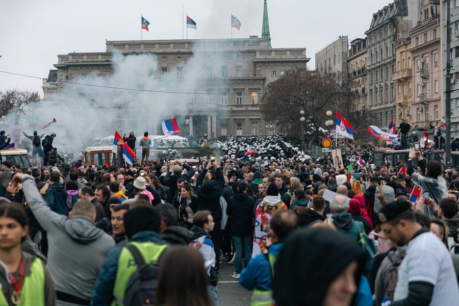 Η Σερβία στο χείλος εμφυλίου… Διαδηλωτές πήγαν να κάψουν ζωντανούς 300 ανθρώπους, η Βρετανία υποκινεί το χάος
