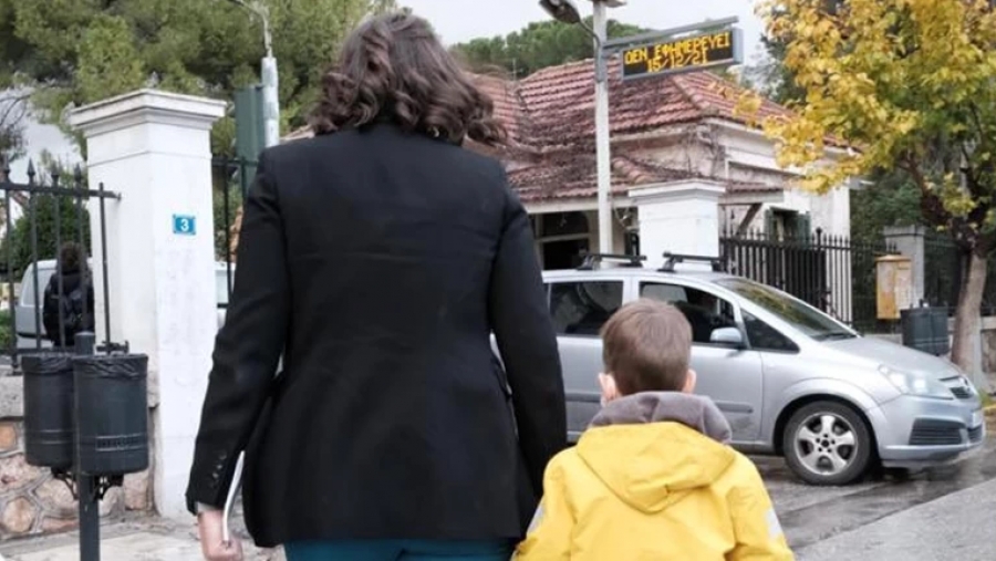 Κορωνοϊός: Η Νίκη Κεραμέως εμβολίασε τον 5,5 ετών γιο της - Το μήνυμα  για το «δώρο της επιστήμης»