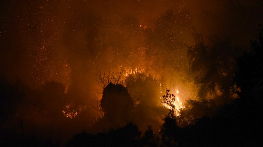 Οριοθετήθηκε η πυρκαγιά στη Σαλαμίνα - Παραμένουν δυνάμεις για τυχόν αναζωπυρώσεις