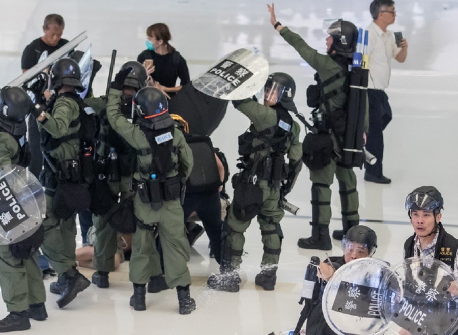 Χονγκ Κονγκ: Σε ετοιμότητα η αστυνομία για να αποτρέψει πιθανή είσοδο διαδηλωτών στο αεροδρόμιο