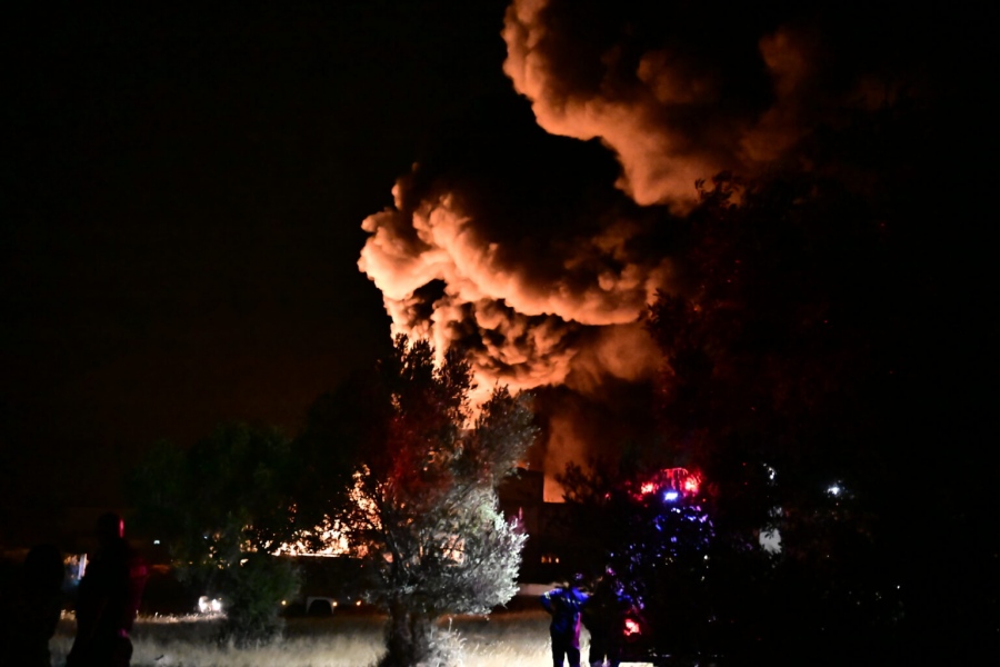Φωτιά σε εργοστάσιο στα Μέγαρα – Συναγερμός στην Πυροσβεστική, ήχησε το «112»