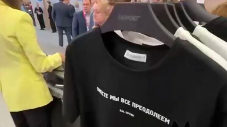 Οι Ρώσοι σχηματίζουν ουρές για να αγοράσουν μπλουζάκια με φράσεις του Putin