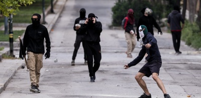 Επιδρομή κουκουλοφόρων στη Βαλαωρίτου υπέρ του Δ. Κουφοντίνα - Προκάλεσαν ζημιές σε καταστήματα