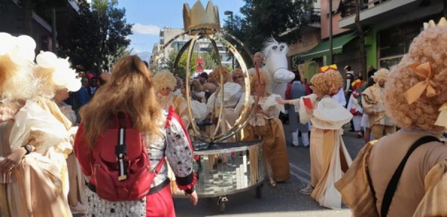Καρναβαλιστές κάνουν παρέλαση στην Πάτρα, παρά την απαγόρευση λόγω κορωνοϊού