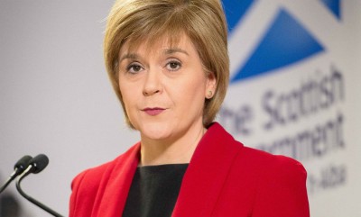 Sturgeon (Σκωτία): «Έχουμε καραντίνα», δηλώνει και φρενάρει την επίσκεψη Trump για γκολφ, στις 19/1